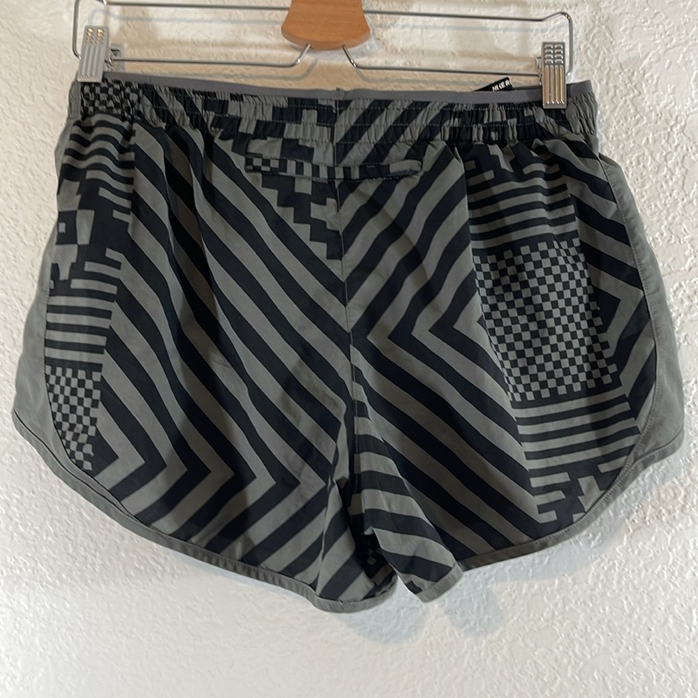 NIKE TEMPO LUX RUNWAY SHORT GREY Adjustable Waist & Back Zipper Pocket Size M - Picture 5 of 11